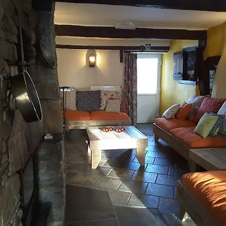 Quaint In With Private Garden Waimes